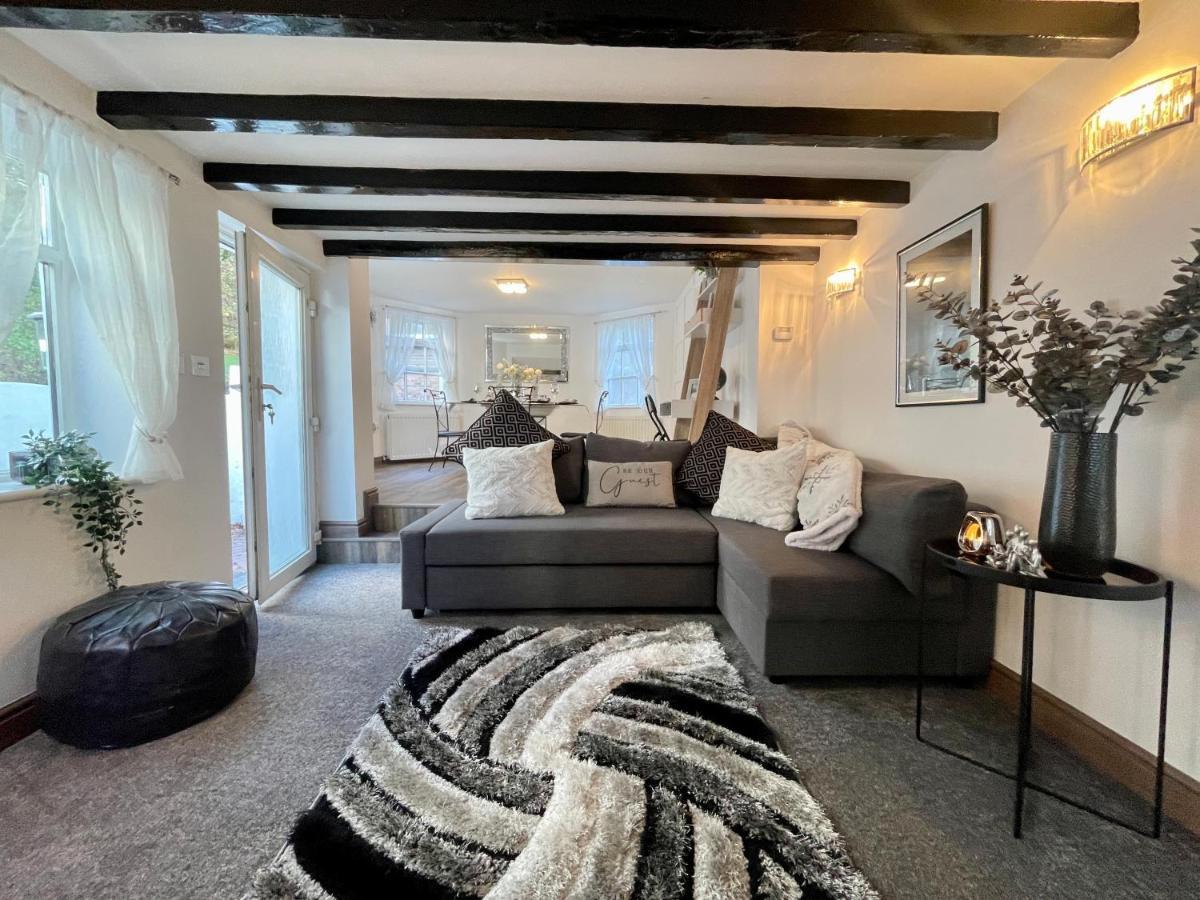 Tollgate House - Luxury Cozy Cottage - Huge Hot Tub - Alton Towers Cheadle  Exterior photo