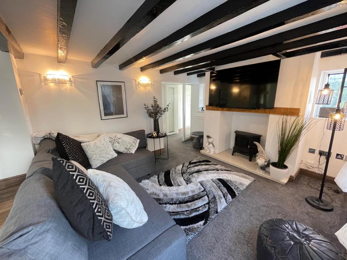 Tollgate House - Luxury Cozy Cottage - Huge Hot Tub - Alton Towers Cheadle  Exterior photo