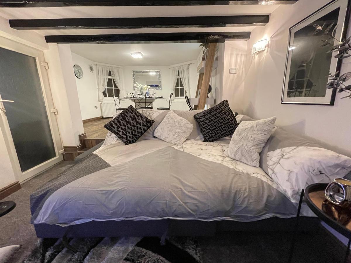 Tollgate House - Luxury Cozy Cottage - Huge Hot Tub - Alton Towers Cheadle  Exterior photo