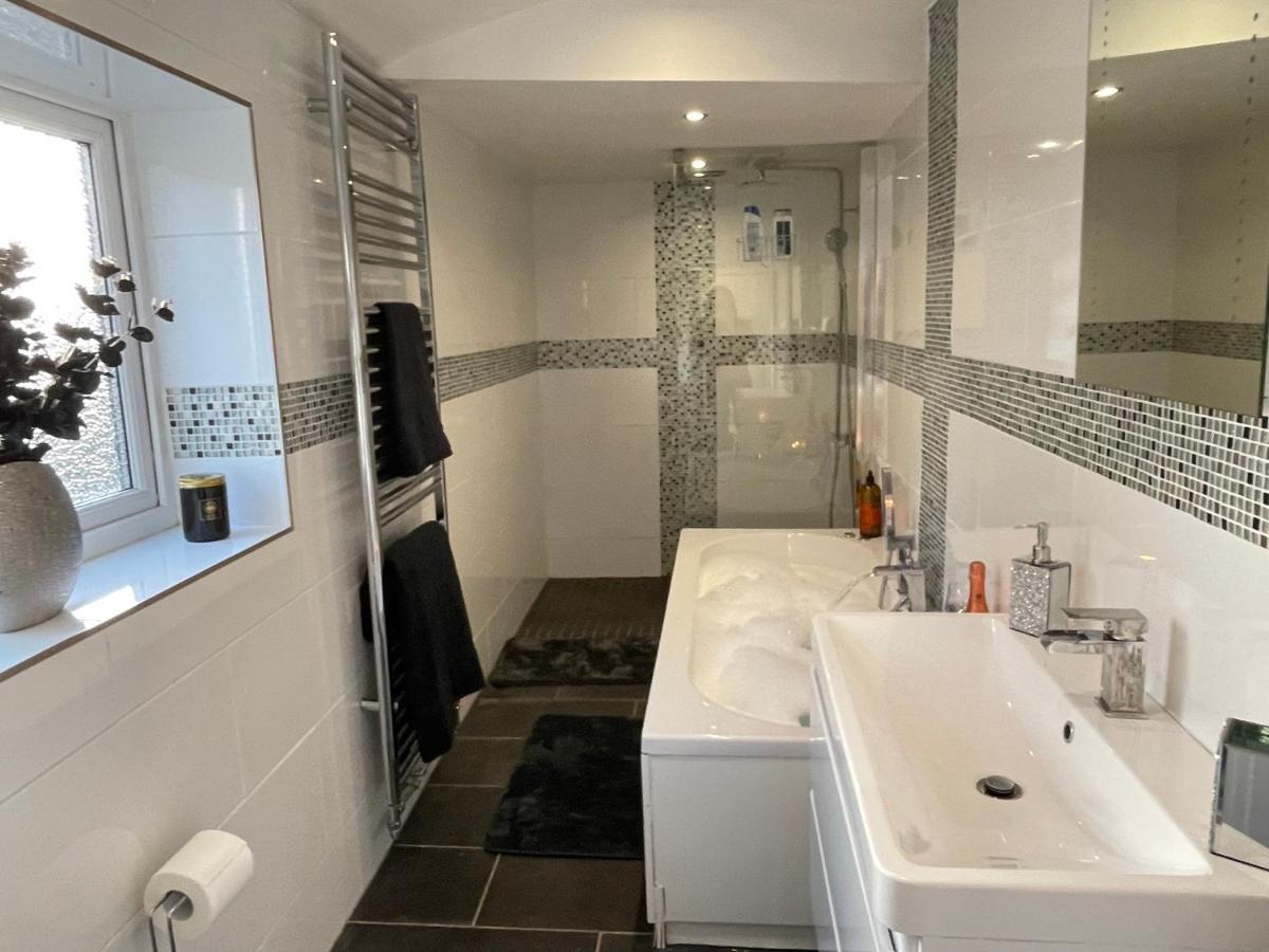Tollgate House - Luxury Cozy Cottage - Huge Hot Tub - Alton Towers Cheadle  Exterior photo