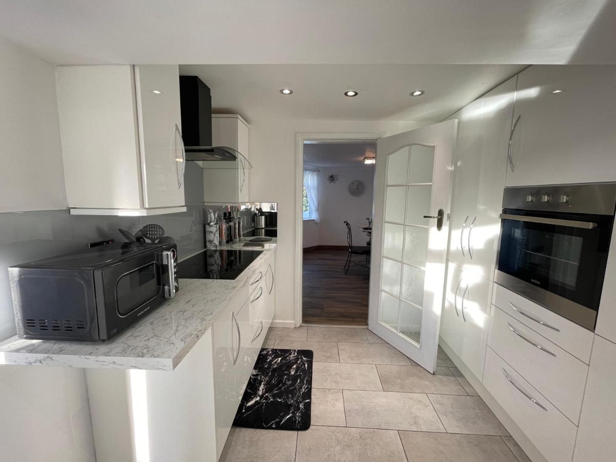 Tollgate House - Luxury Cozy Cottage - Huge Hot Tub - Alton Towers Cheadle  Exterior photo