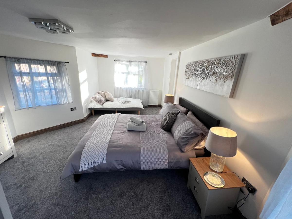 Tollgate House - Luxury Cozy Cottage - Huge Hot Tub - Alton Towers Cheadle  Exterior photo