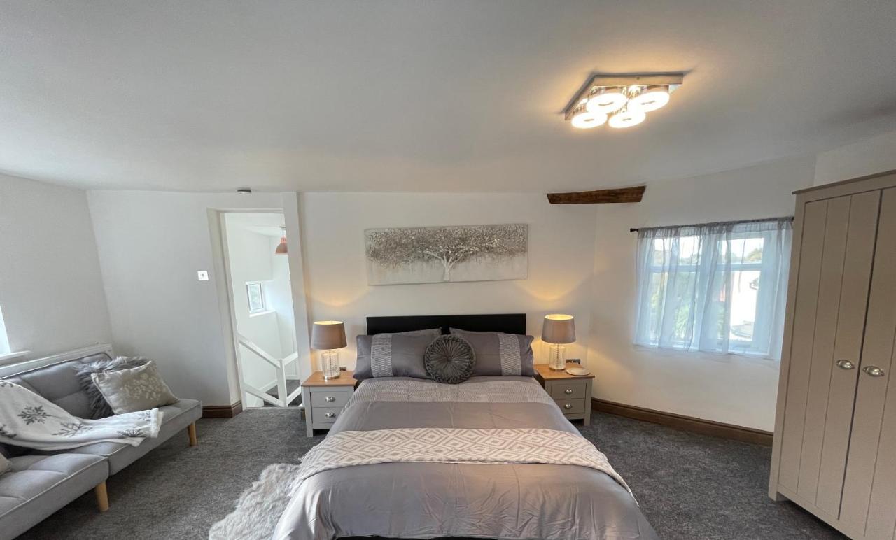 Tollgate House - Luxury Cozy Cottage - Huge Hot Tub - Alton Towers Cheadle  Exterior photo
