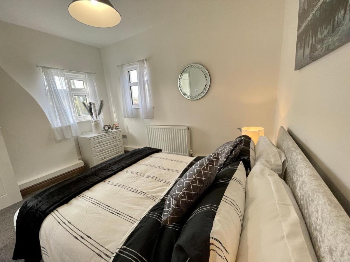 Tollgate House - Luxury Cozy Cottage - Huge Hot Tub - Alton Towers Cheadle  Exterior photo