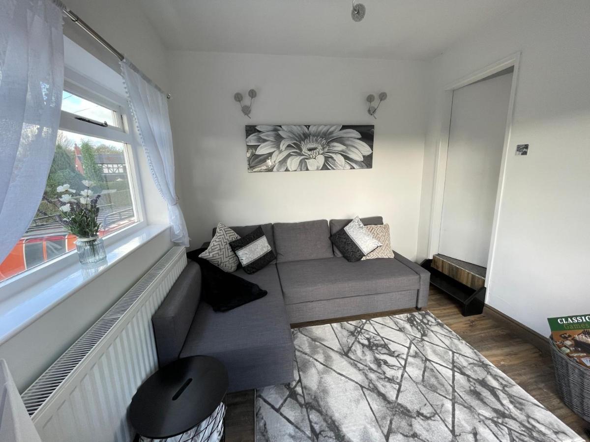 Tollgate House - Luxury Cozy Cottage - Huge Hot Tub - Alton Towers Cheadle  Exterior photo